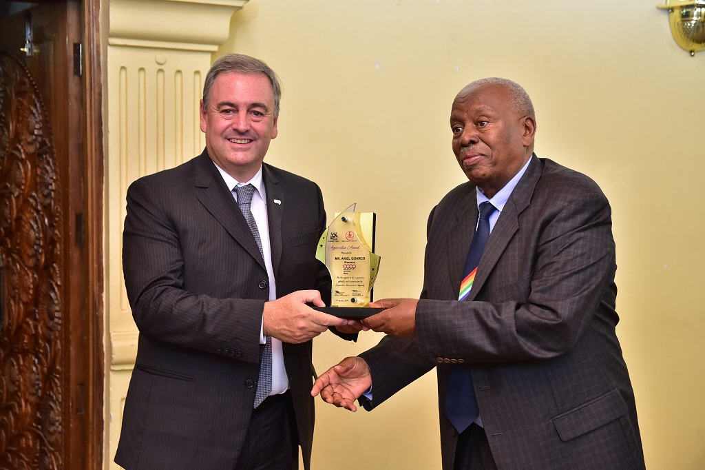 Mr. Kabuga hands over a plaque to ICA – President Dr. Ariel Guarco. Image